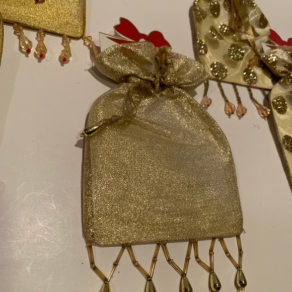 SET OF 5 SMALL GOLD HOLIDAY GIFT BAGS. - Picture 3 of 8